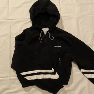 Jacka - Säljer denna aldrig använda jackan från Bershka. Jättefin nu till våren🫶 Skriv privat för fler bilder💗