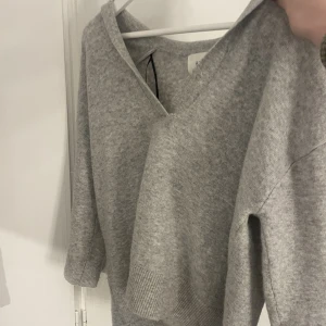 Trendig stickad tröja,strl M - Använd 2 gånger. Superfin!