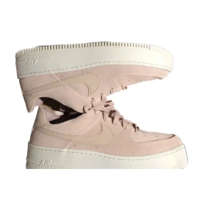 Helt ny nike air force 1 - Nike air force 1 helt nya! Säljer pga små på mig. Strl 42 men som 40!! Nypris 1200kr sulan är 27cm. Helt äkta säljer pga att jag fick dem i present och inte kan byta 