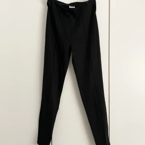 Noisy may - Tighta svarta byxor med slits fram vid ankeln från Noisy May i storlek M. 