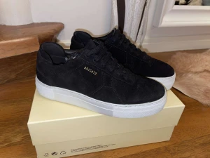 Axel arigato platform black  - Jag säljer nu mina Arigato sneakers i storlek 37. De är använda 2 gånger så de är i nästan nyskick. Säljer pga att de aldrig kommer till användning. Köpta för 2300 på NK. Jag säljer för 1600 men priset kan diskuteras. 
