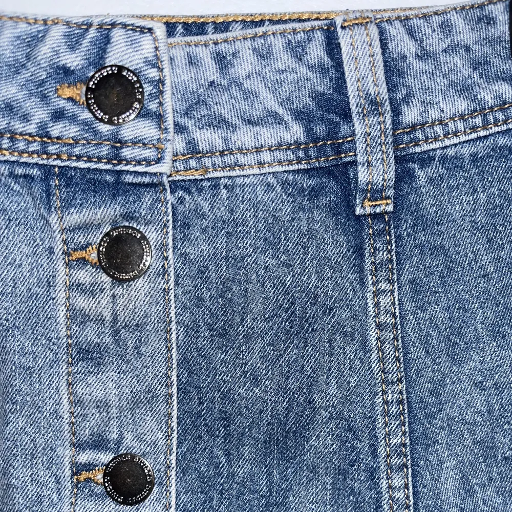 Söt jeanskjol i från h&m i storlek 36. 60kr +frakt, priset går såklart att diskutera🥰 skriv för mer info eller fler bilder🌟❤️. Kjolar.