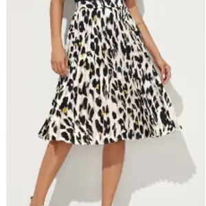 Lång leopard kjol från Shein! Silkesmaterial och bra kvalitet. Storlek S. Säljes p.g.a flytt! Använd få tal gånger, så är som ny! Säljes för 50kr!