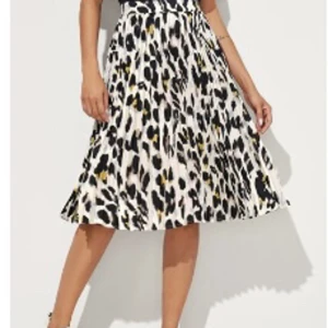 Leopard kjol - Lång leopard kjol från Shein! Silkesmaterial och bra kvalitet. Storlek S. Säljes p.g.a flytt! Använd få tal gånger, så är som ny! Säljes för 50kr!