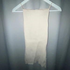 Topp - Super fint ribbat linne/topp. Stockholm material och är jätte fint att klä upp och att ha t vardag. Stretchigt material!!