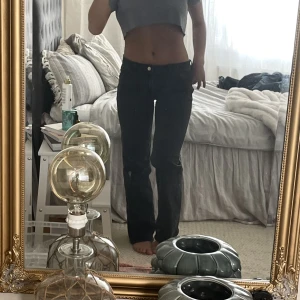 Lågmidjade jeans - Säljer dessa Lågmidjade jeans, i en mörkgrå/svart färg för 200kr plus frakt! De är i storlek S/M! 