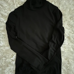 Svart polotröja - Tight långärmad svart polo storlek 34/s. 100kr😊