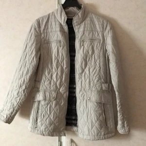 Jacka - Fin damjacka. Perfekt till våren. Mycket sparsamt använt. Används tyvärr inte längre.