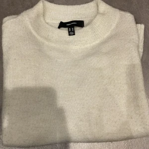 Stickad tröja  - Hej! Säljer en super fin stickad tröja ifrån veromoda i storlek xs. En liten fläck på ärmen kolla sista bilden