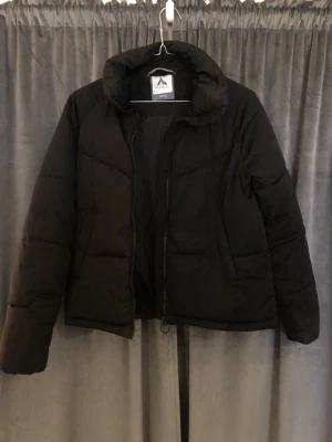 Svart täckjacka - Nästan oandvänd, inte trasig någonstans. 