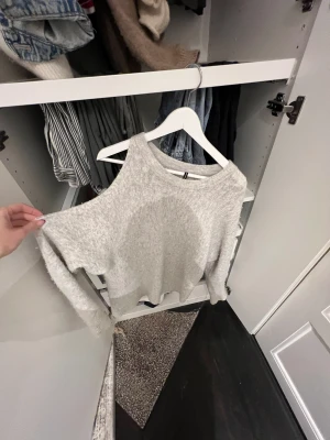 cool stickad tröja - så cool stickad tröja från alexander wang, använd så därav lite nopprig men inget man tänker på😜sista bilden är lånad 