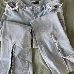 lågmidjade bootcut jeans med slit framtill samt coola detaljer! Midjemått 84 cm💕💕