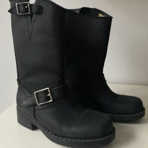 JOHNNY BULLS | Strlk 35 - Mid Boot Black/Silver från Johnny Bulls i storlek 35. Vadhöga stövlar i läder, impregnerade och varsamt använda. Nypris 1399kr. Passar mig som har storlek 35/36. ✨ Frakt tillkommer.