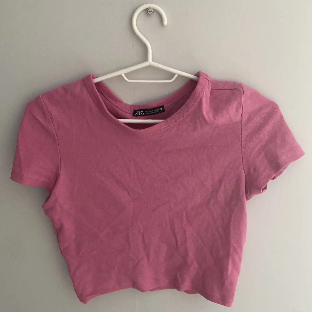 Superfin rosa T-shirt ifrån zara, köpt på Plick men aldrig använd utav mig. T-shirts.