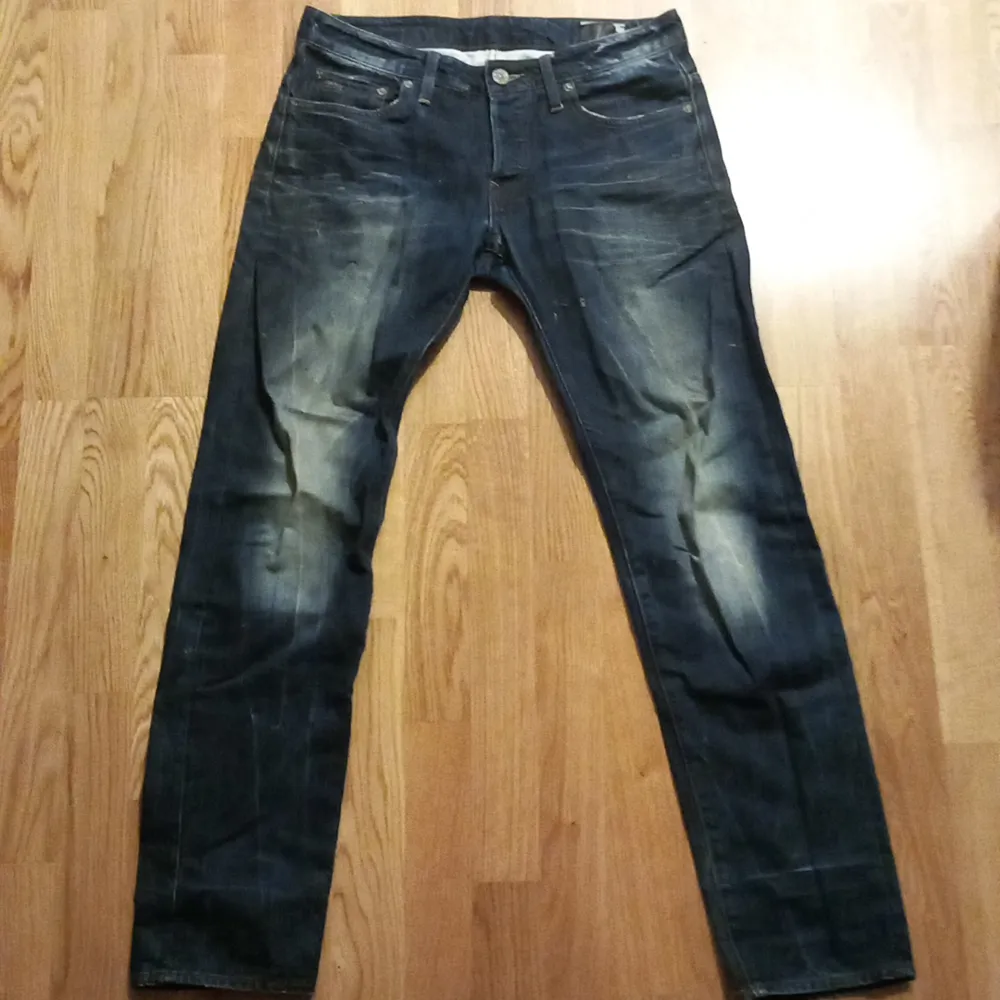 Modell 3310 g star raw jeans. Sparsamt använda. Obs liten besudling se sista bilden. Jeans & Byxor.