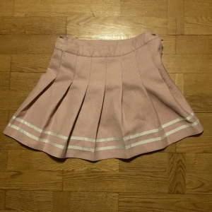 rosa kjol - Rosa kjol från H&M divided storlek 38