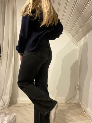 Levis🫶 - Snygga levis som knappt är använda, jag har storlek 36-38💞 och är 163 cm lång💕 nypris 1299