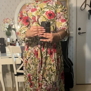 Blommig maxiklänning - Blommig maxiklänning med cutout vid axkarna, jättefin till sommaren 🌸🌸 endast använd en gång🌸🌸