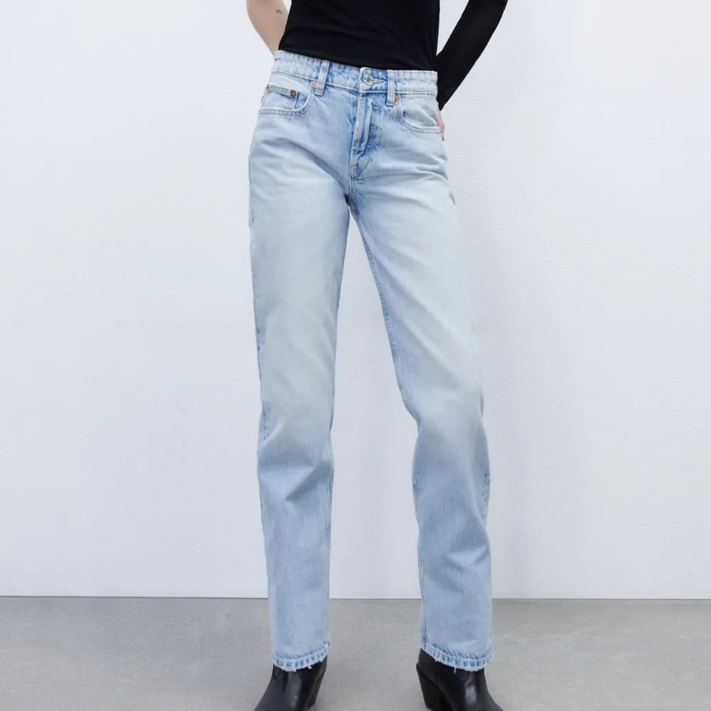 Säljer dessa super fina jeans från zara! De är mid waist och perfekta till allt. Nypris 360kr💕knappast använda . Jeans & Byxor.
