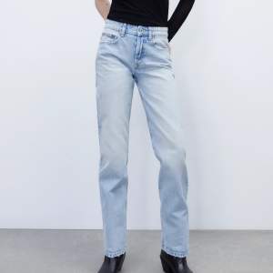 Säljer dessa super fina jeans från zara! De är mid waist och perfekta till allt. Nypris 360kr💕knappast använda 
