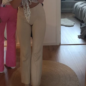 Kostymbyxor  - Säljer nu mina kostymbyxor då dom inte kom till användning och bara legat i skåpet senaste halvåret, knappt använda och i väldigt bra skick. Hör av dig om du har fler funderingar🩷