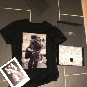 Limitato t-shirt - Köpt för cirka 3 månader sen,orginal pris cirka 1500  kr,inga synliga skador lite skrynklig men syns knappt när man har den på sig 