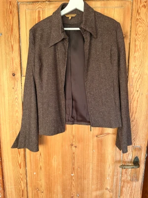 Brun kavaj i tweed material - Snutt passform, kortare med snygga ärmslut