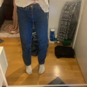 Mörkblåa jeans - Jeans från zara i strl 32, använda 3 ggr🤍