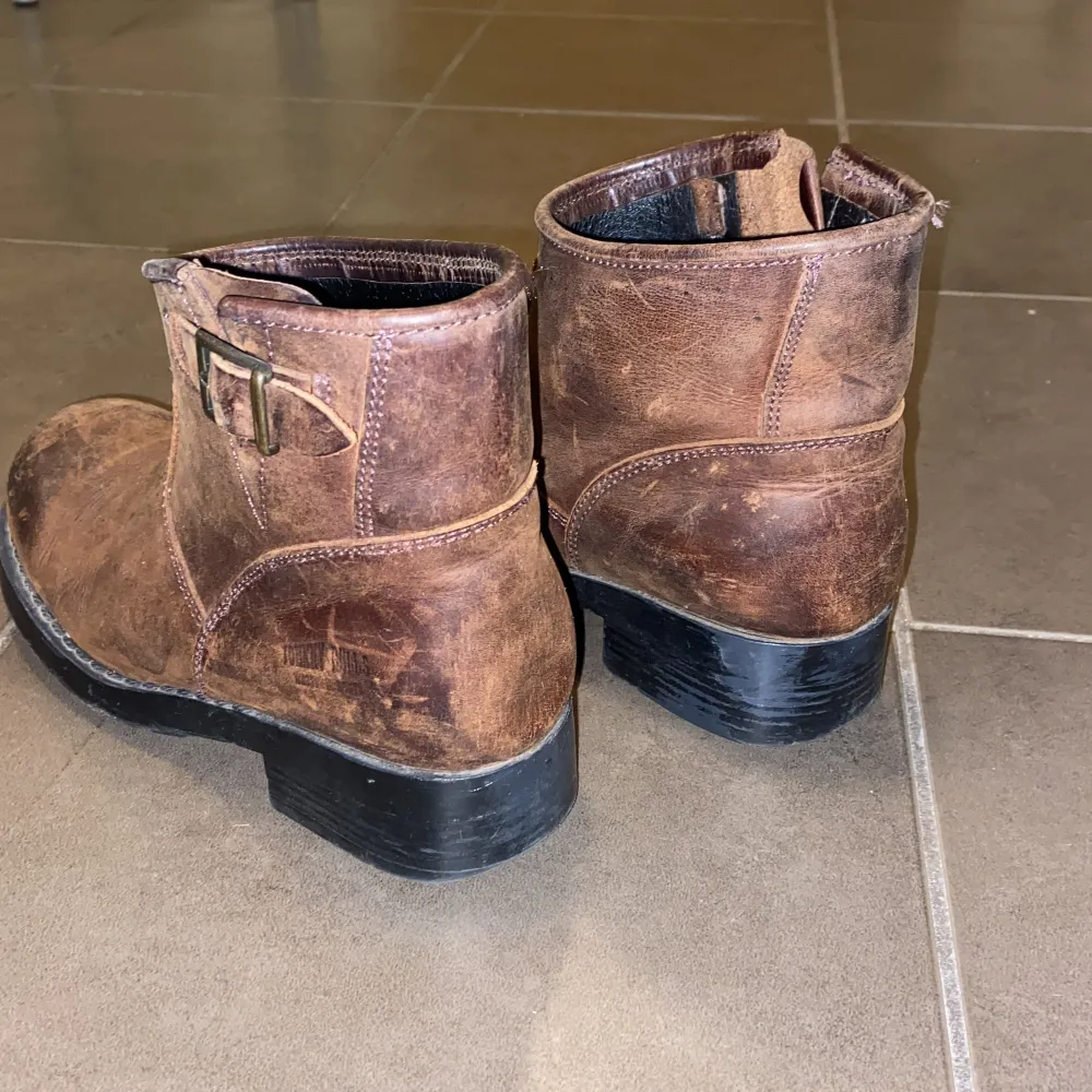 Sparsamt använda Johnny bulls stövlar, mest stått i garderoben de senare åren! I brunt skinn med naturliga skiftningar och slitningar. Lågskaftade och rejäla boots. . Kengät.