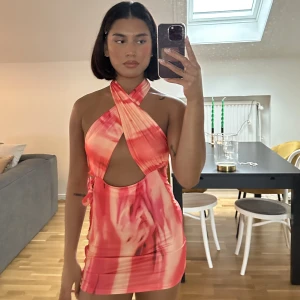 Klänning  - Aldrig använt endast testat. Den är stor i storleken. 