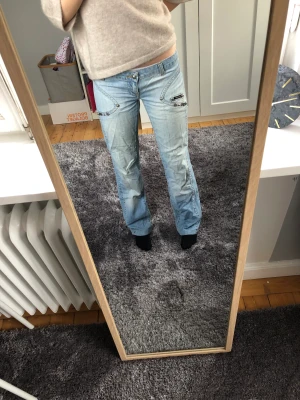 Jeans - Skitcoola jeans med coola detaljer och nitar, knappt använda och därför superbra skick.❤️Tveka inte att skriva om du har någon fråga eller vill ha fler bilder💕