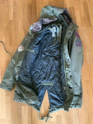 Diesel ”Army” parka  - Coolaste vinterjackan: Diesel "Army" parka. Quiltad/vadderad med (fusk)pälskapuschong. Stl. M. Som ny!