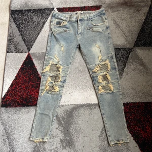 DENIM 1 - Raw DENIM Jeans  Width : 30 Length : 32 Like new and never used out.  Contact for more information and also pick up is available in Gothenburg. 