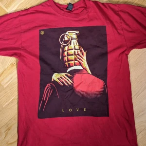 röd tshirt med tryck - oversized röd tshirt med coolt tryck