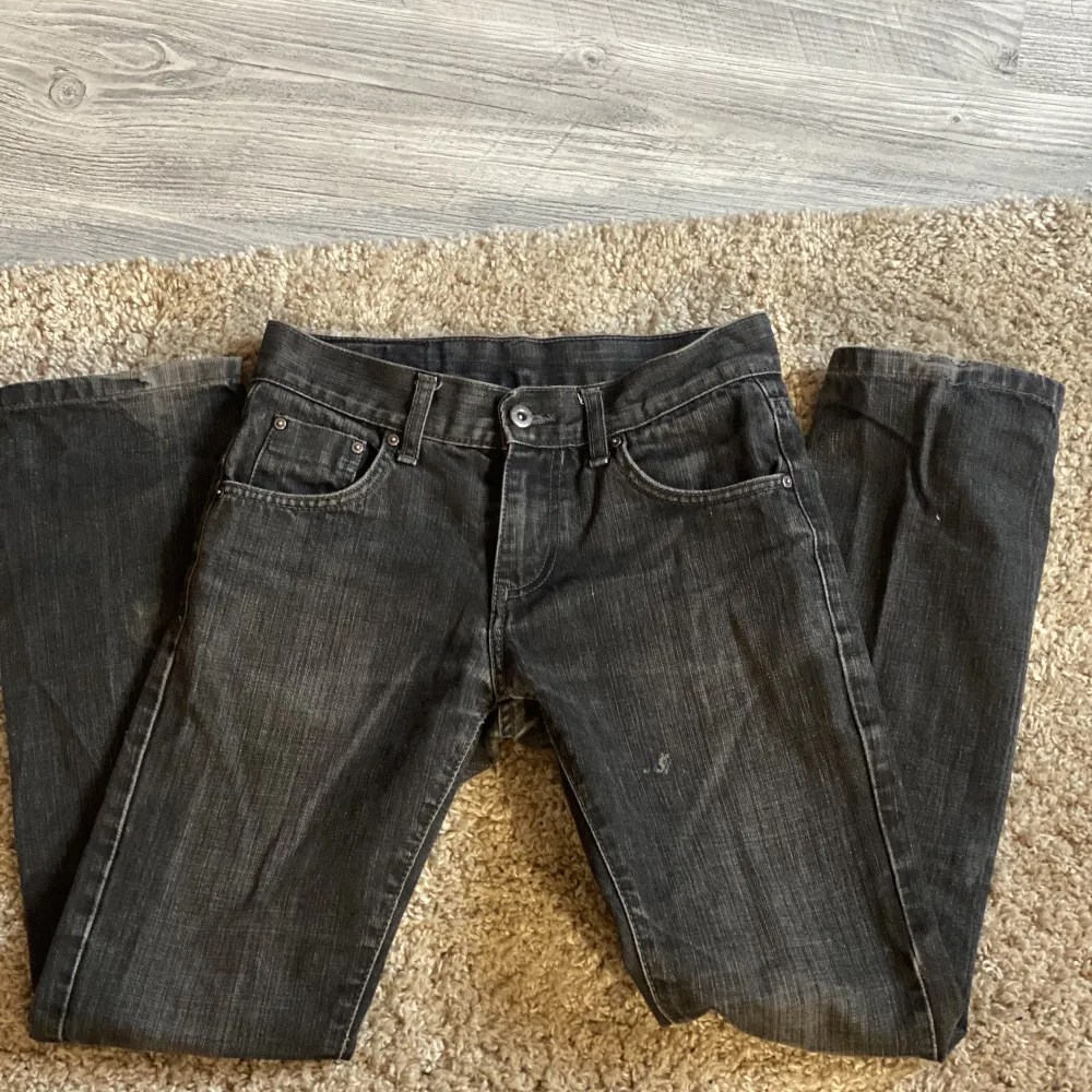 Säljer ett par jätte snygga lågmidjade jeans. Grå/svarta! Märke och storlek är oklart men passar mig som har 32 vanligtvis🥰Skriv för fler bilder :). Jeans & Byxor.