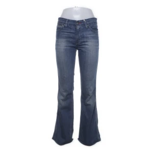 Levis bootcut - Sååå fina Levis bootcut jeans, dem är små i storleken skulle chansa på en S möjligtvis en liten M. Jag fick inte över byxorna för höfterna och är normalt sätt en M i byxor! 