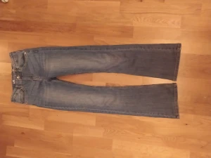 Bootcut  - Hej! Nu säljer jag mina superfina blå bootcut jeans, då de inte kommer till så stor användning. 💞💗 Jeansen kommer är i stl 164  sitter som xxs/xs. De är i mycket bra skick förutom lite slitna nedtill (bild 3) Hör av vid frågor eller intresse! 💞💞💞