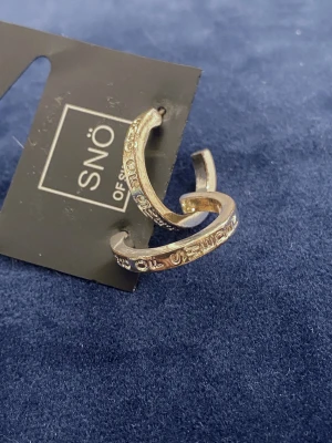 Örhängen  - Snö of Sweden  Kan skicka mot fraktkostnad 