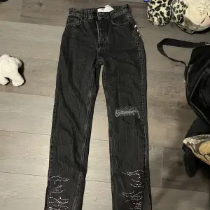 Säljer mina Hello Kitty x Bershka Jeans då jag aldrig använt dem! Dessa är helt slutsålda och kommer nog inte heller säljas igen så passa på! 💕💕