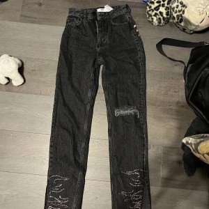 Hello Kitty x Bershka Limited Jeans!! - Säljer mina Hello Kitty x Bershka Jeans då jag aldrig använt dem! Dessa är helt slutsålda och kommer nog inte heller säljas igen så passa på! 💕💕