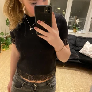 Kortärmad tröja med späts - Super fin kortärmad tröja med spets på ärmarna och spets runt kanten på tröjan💓