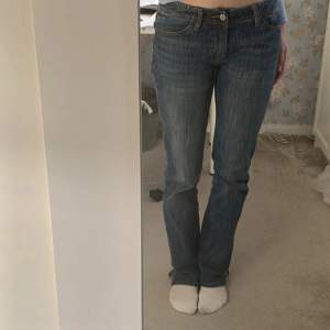 Mina skitsnygga brandy jeans som jag endast använt en gång då jag redan har ett par likadana, alltså inga synliga defekter!💕 kontakta för mer info🫶