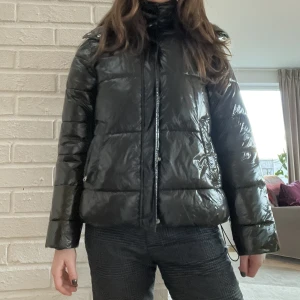 Mörkgrön vinterjacka - Så najs glansig mörkgrön vinterjacka. Endast använt ett fåtal gånger, skicket är som nytt. Köpt för cirka 1000 kronor på El corte ingles i Spanien. Funkar perfekt att ha som skidjacka också nu till sportlovet💕💕❤️