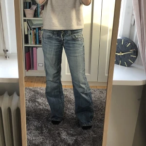 Jeans - Skitsnygga lågmidjade jeans, köpta här på plick men superbra skick. Tveka inte att fråga!❤️