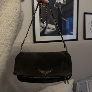 Zadig väska - Säljer nu min fina Zadig väska då den inte kommer till användning längre🤍 Fint skick men använd rätt mycket därav priset! Båda banden och dustbag medföljer samt kvitto finns tillgängligt💞 Hör av er för frågor eller intresse🫶🏼