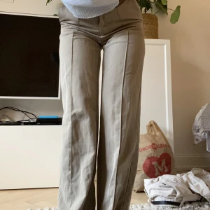 Kostymbyxor i sage-grön - Måste tyvärr sälja mina favvo kostymbyxor från nakd då de blivit små. Färgen är grå-grön eller sage. Storlek 32 väl använda men i fint skick