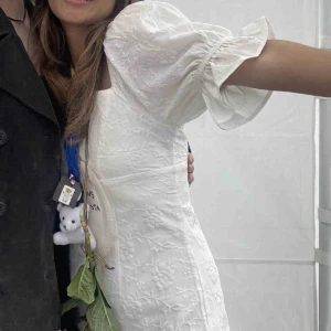 Studentklänning  - ❗️Bud är bindande så buda bara om du är säker att du köper! ❗️Jättefin vit studentklänning i nytt skick, såklart nytvättad och allt! Jag är 162 cm. Klänningen är köpt från Asos för 700 kr. 🤍 