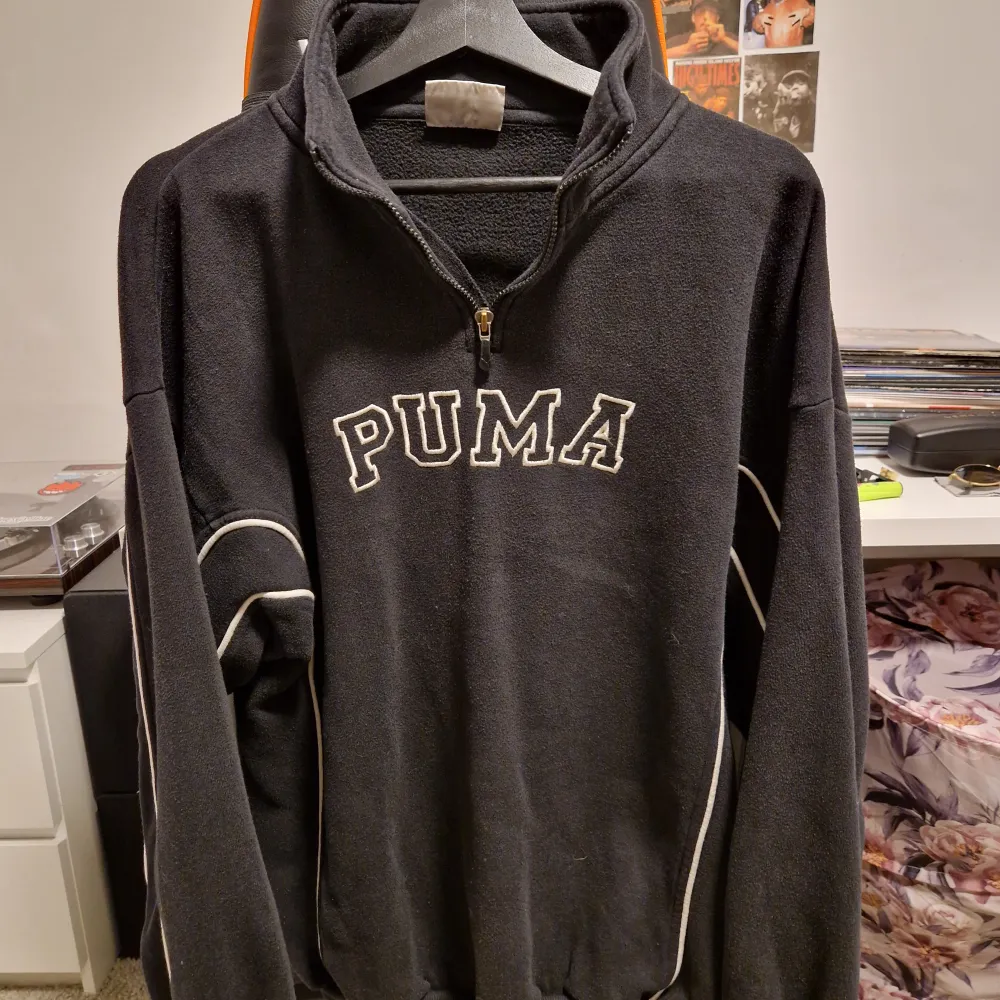 Säljer min retro Puma tröja pga använder inte längre, sitter lite oversize vilket gör den retro. Jätte bra skick !. Hoodies.