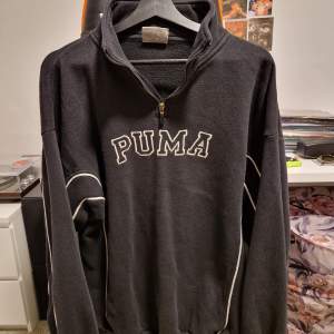 Säljer min retro Puma tröja pga använder inte längre, sitter lite oversize vilket gör den retro. Jätte bra skick !