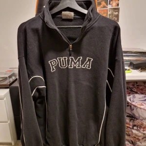 Puma Tröja - Säljer min retro Puma tröja pga använder inte längre, sitter lite oversize vilket gör den retro. Jätte bra skick !
